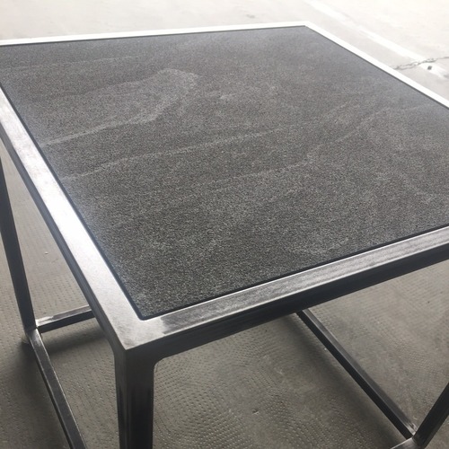 tavolino in granito nero
